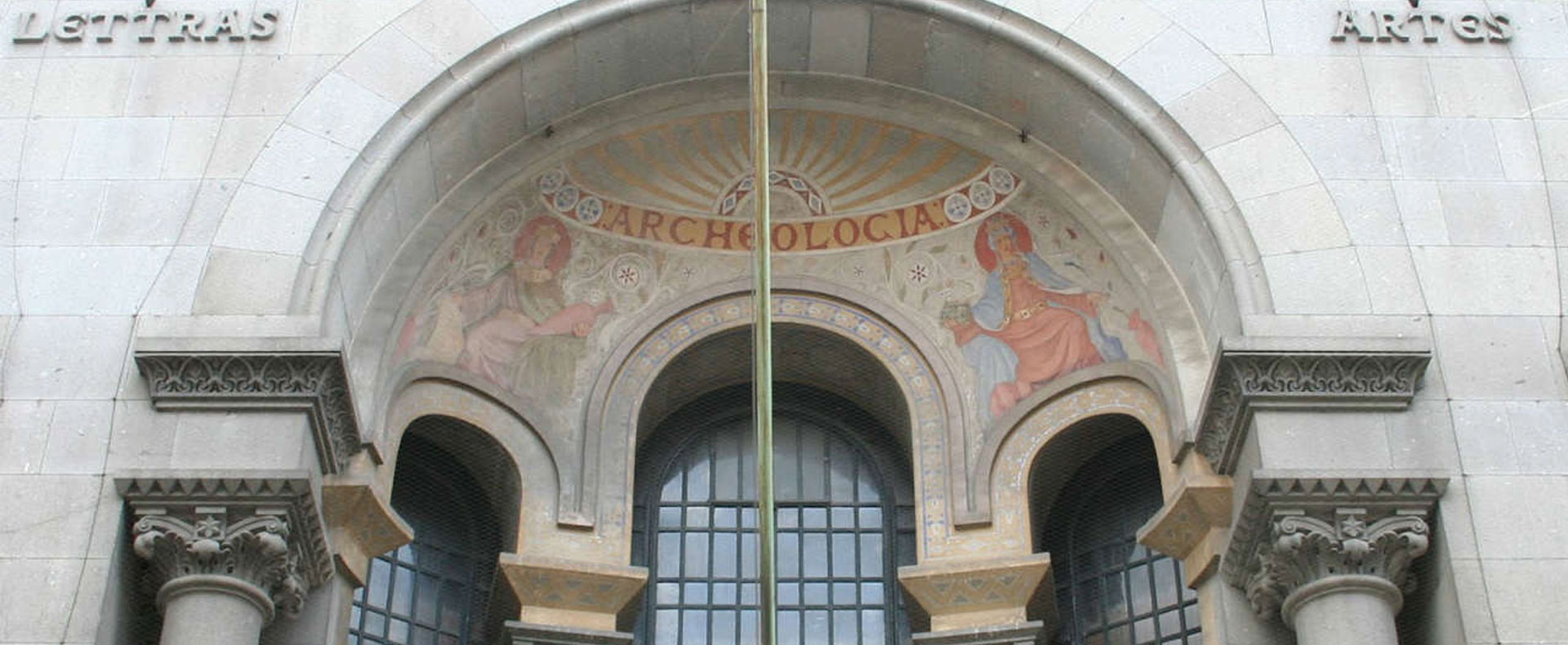 Pormenor do arco de entrada do Museu Arqueológico da Sociedade Martins Sarmento