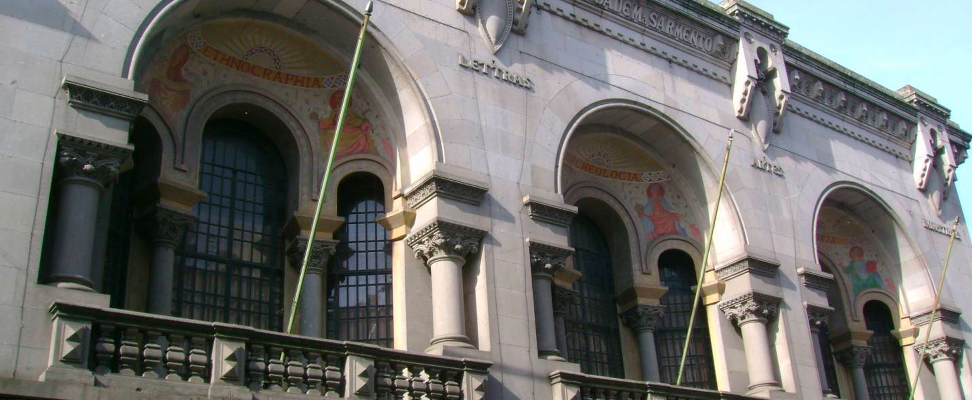 Fachada do edifício da Sociedade Martins Sarmento, em Guimarães