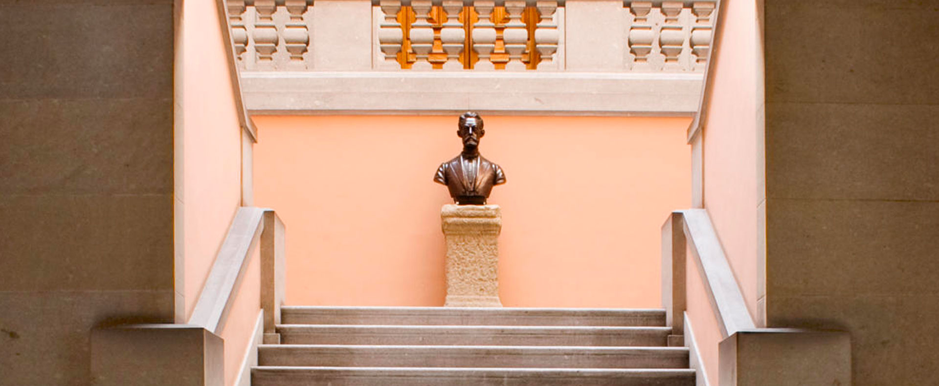 Busto do arqueólogo Francisco Martins Sarmento, no átrio do museu